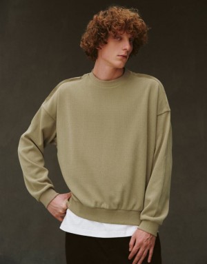 Khaki Urban Revivo Drop Shoulder Sleeve Crew Neck Men's Sweatshirts | ECISYT-254